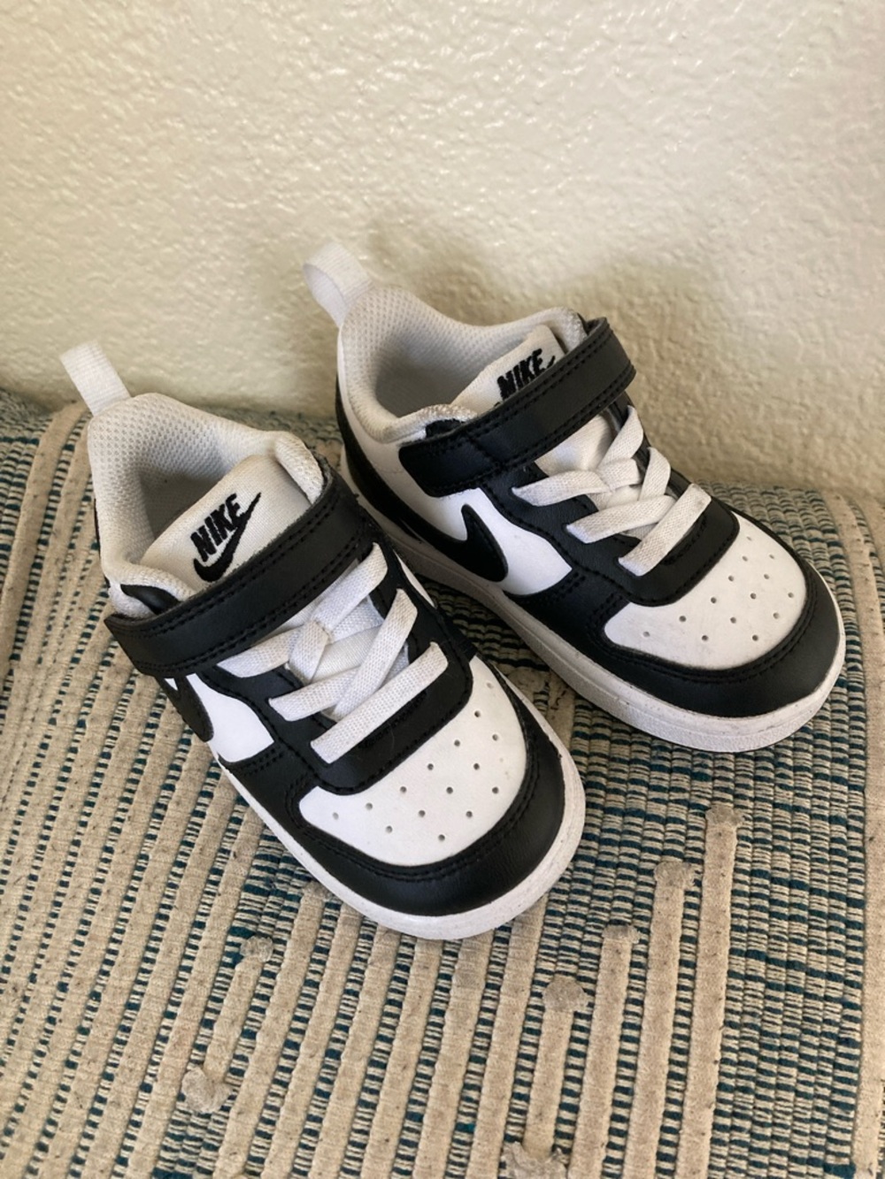 Nike Toddlers Black and White Velcro Low-Top Sneakers